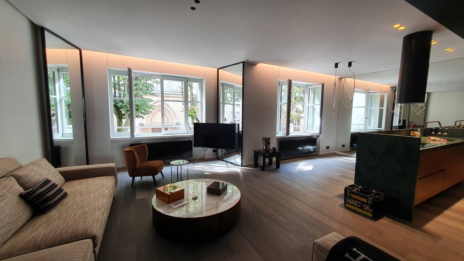 Téléviseur sur Trépied Design