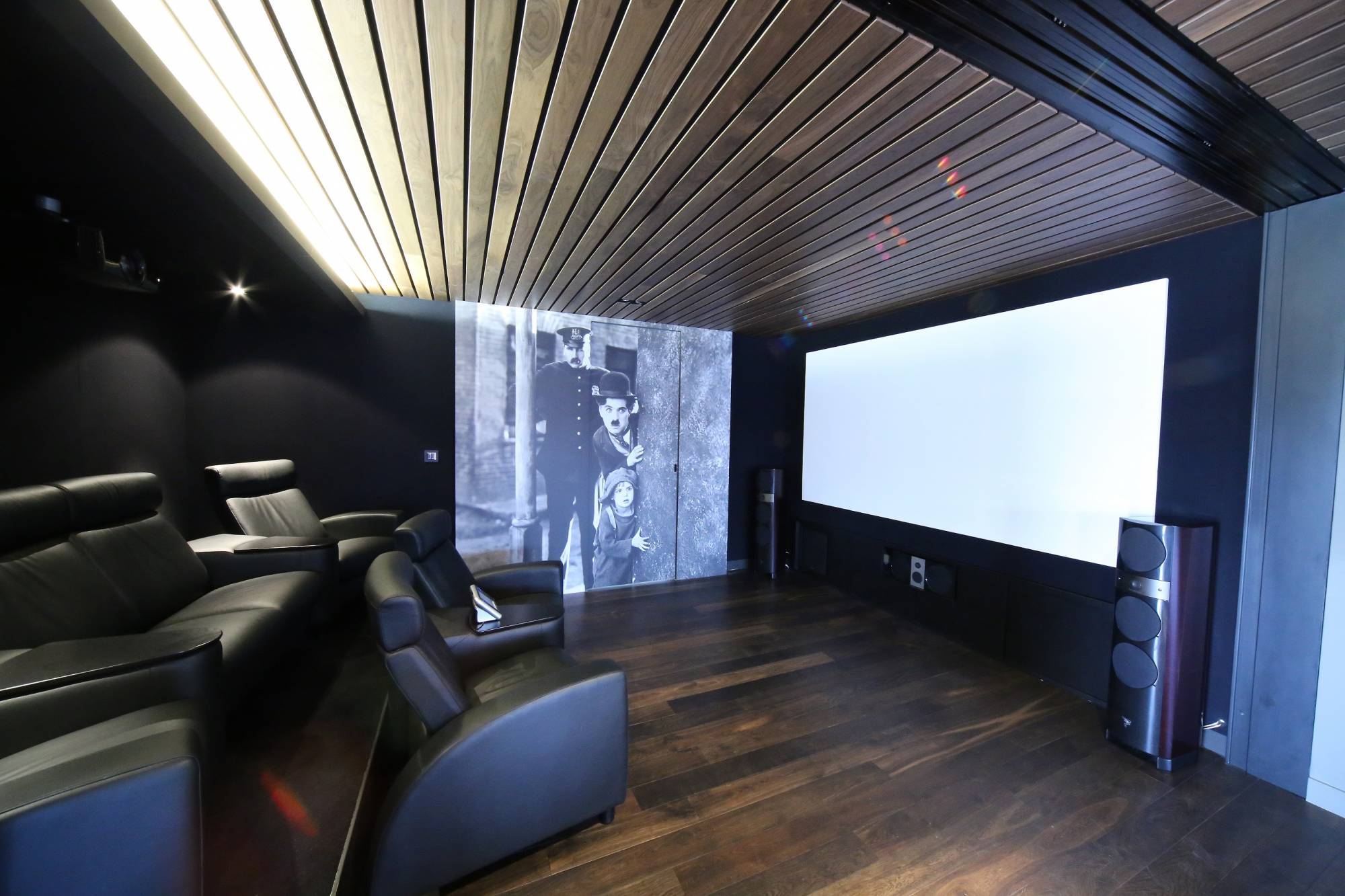Réalisation de salle de cinéma privée sur mesure ouverte sur salle billard à Paris