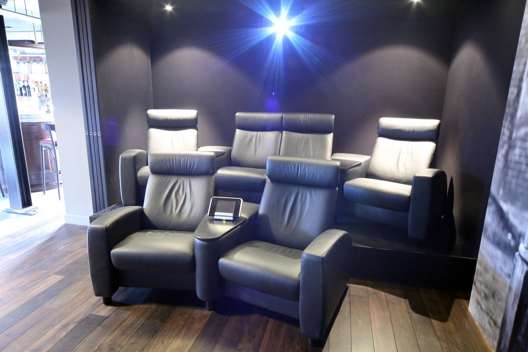 Réalisation de salle de cinéma privée sur mesure ouverte sur salle billard à Paris